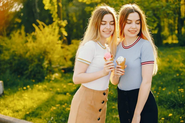 Twee zuster in een park — Stockfoto