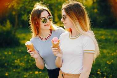 bir parkta iki kız kardeşi