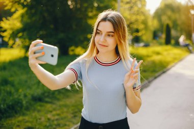 bir parkta güzel sarışın