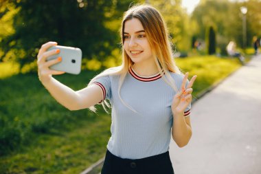 bir parkta güzel sarışın