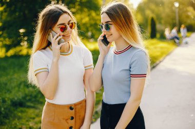 bir parkta iki kız kardeşi