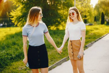 bir parkta iki kız kardeşi