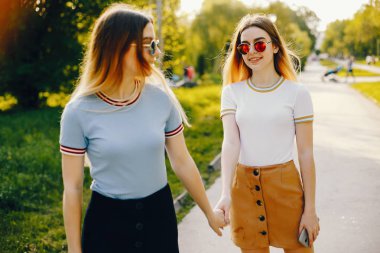 bir parkta iki kız kardeşi