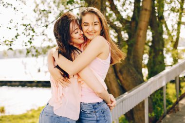 Parkta iki güzel kız