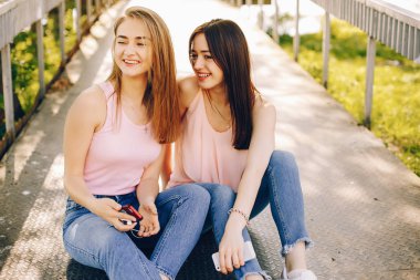 Parkta iki güzel kız