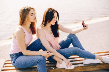 Parkta iki güzel kız