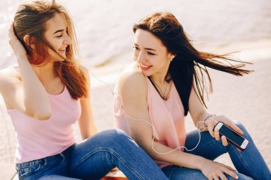 Parkta iki güzel kız