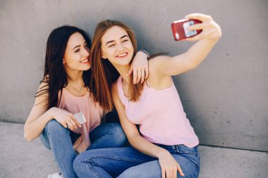 Parkta iki güzel kız