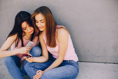 Parkta iki güzel kız