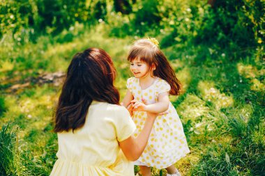 bir güneş parkta kızı ile anne