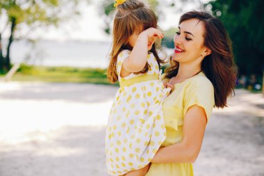 bir güneş parkta kızı ile anne