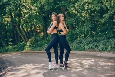 Bir parkta spor kızlar