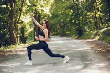 Spor kız bir parkta