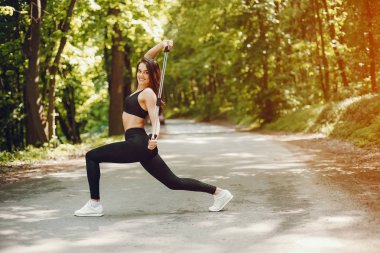 Spor kız bir parkta