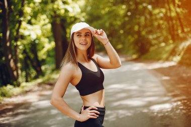 Spor kız bir parkta