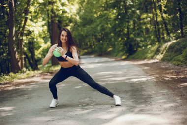 Spor kız bir parkta