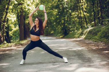 Spor kız bir parkta