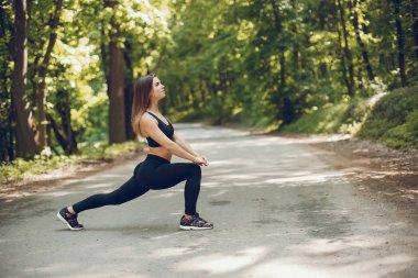 Spor kız bir parkta