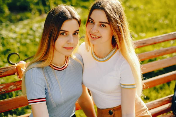 Bir parkta iki kız kardeşi — Stok fotoğraf