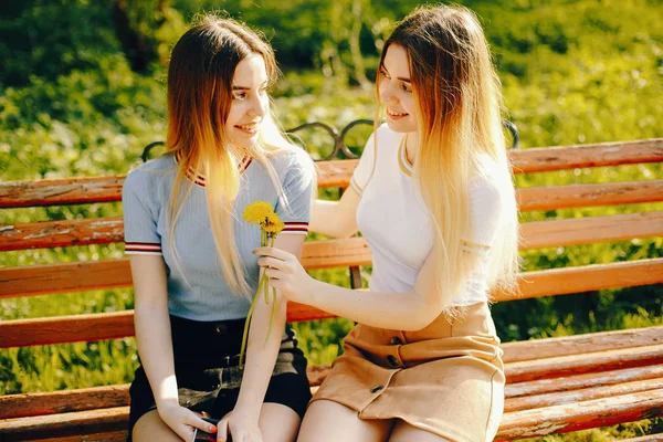 Dos hermanas en un parque —  Fotos de Stock