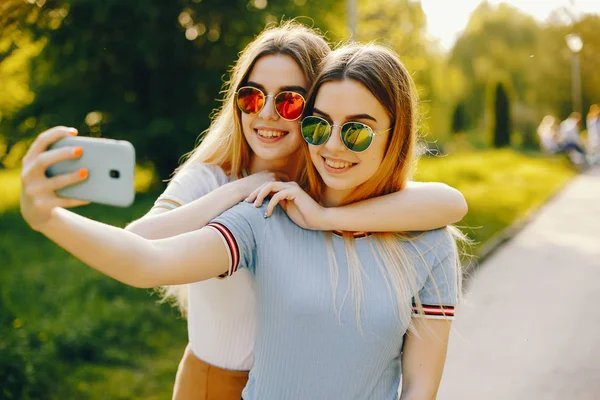 Twee zuster in een park — Stockfoto