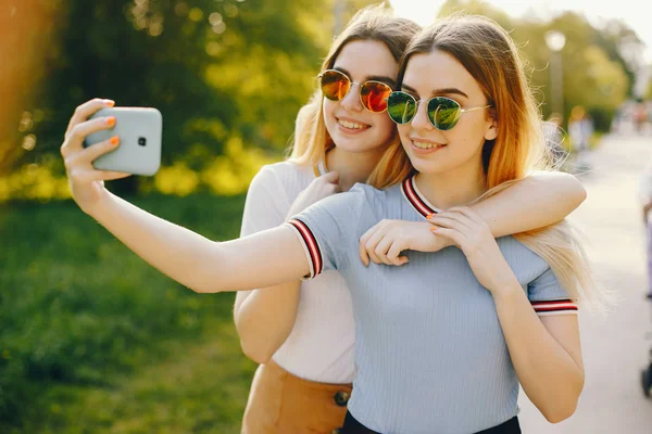 Twee zuster in een park — Stockfoto