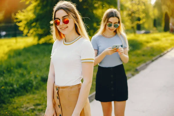 bir parkta iki kız kardeşi