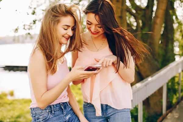 Twee mooie meisjes in een park — Stockfoto