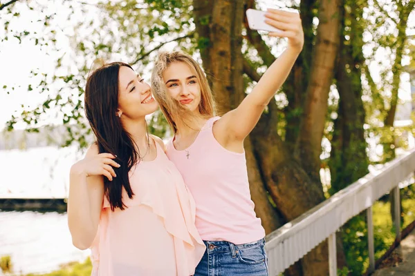 公園で2人の美しい女の子が — ストック写真