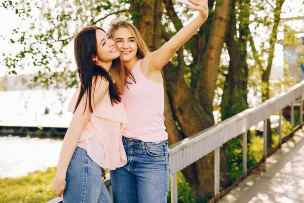 Twee mooie meisjes in een park — Stockfoto
