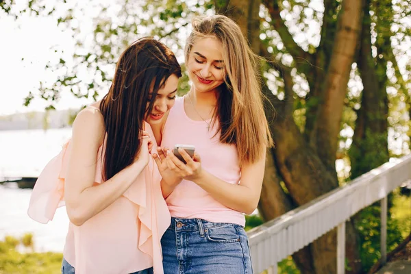 Dos hermosas chicas en un parque —  Fotos de Stock