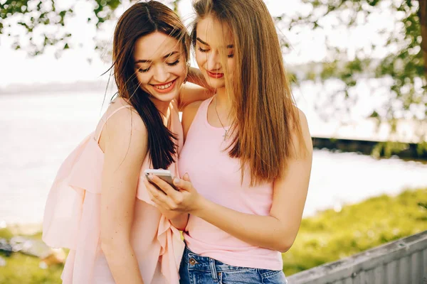 Due belle ragazze in un parco — Foto Stock