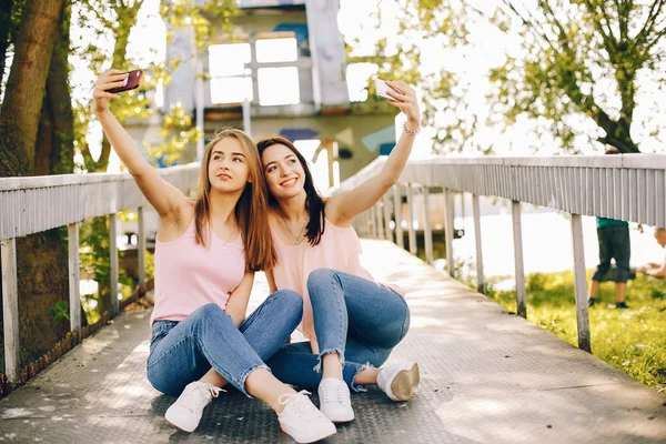 Dos hermosas chicas en un parque —  Fotos de Stock