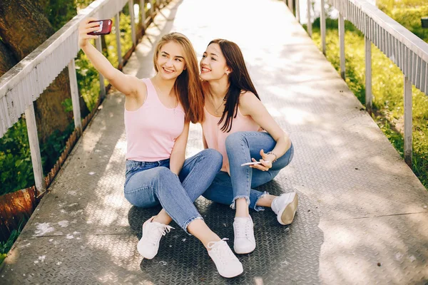 Dua gadis cantik di taman — Stok Foto