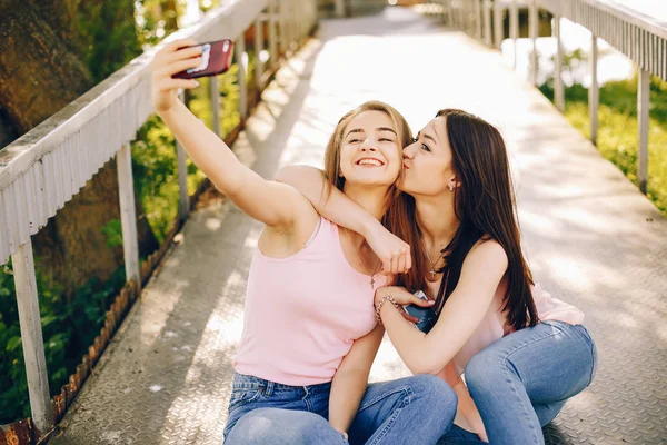 Duas meninas bonitas em um parque — Fotografia de Stock