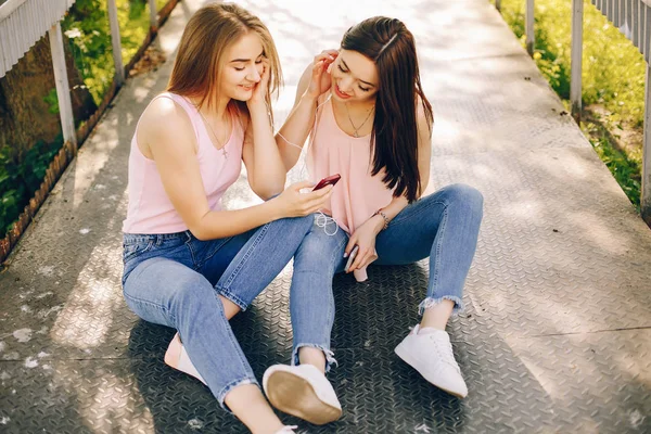 Two beautiful girls in a park — Stock Photo, Image