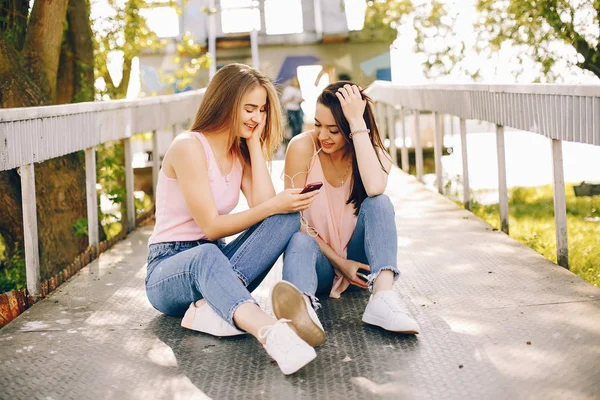 Zwei schöne Mädchen in einem Park — Stockfoto