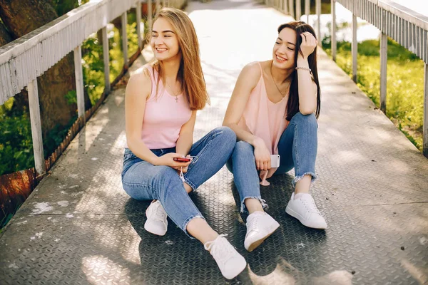 Two beautiful girls in a park — Stock Photo, Image