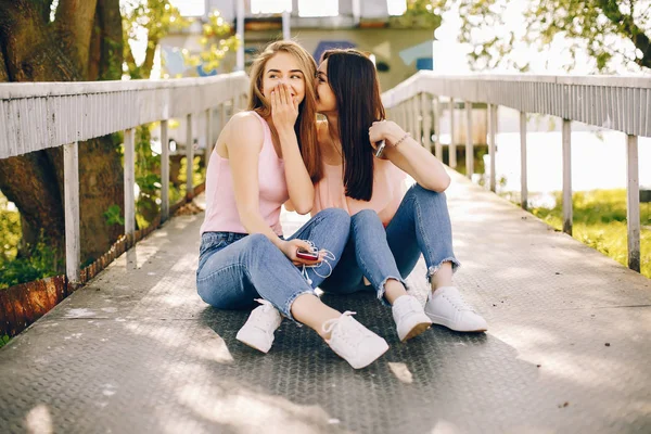 Deux belles filles dans un parc — Photo