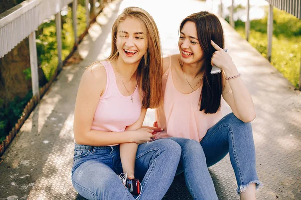 Duas meninas bonitas em um parque — Fotografia de Stock