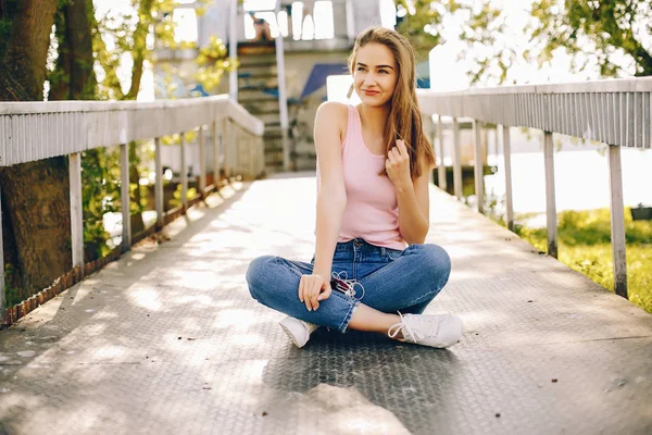 Menina bonita em um parque — Fotografia de Stock