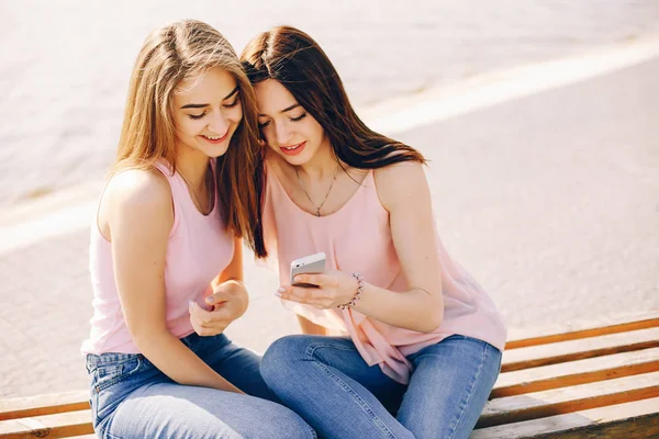 Duas meninas bonitas em um parque — Fotografia de Stock