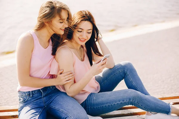 Duas meninas bonitas em um parque — Fotografia de Stock