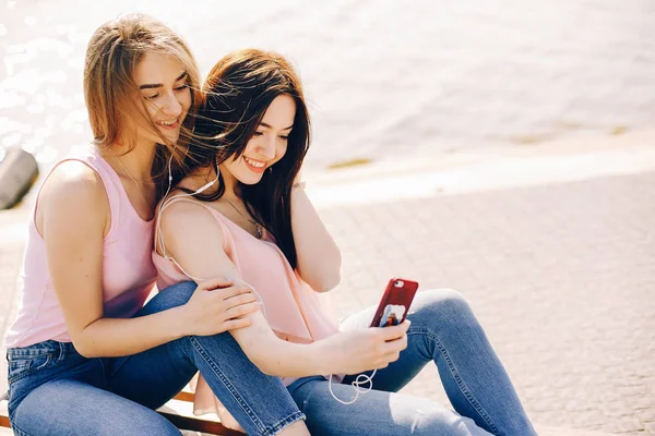 Duas meninas bonitas em um parque — Fotografia de Stock