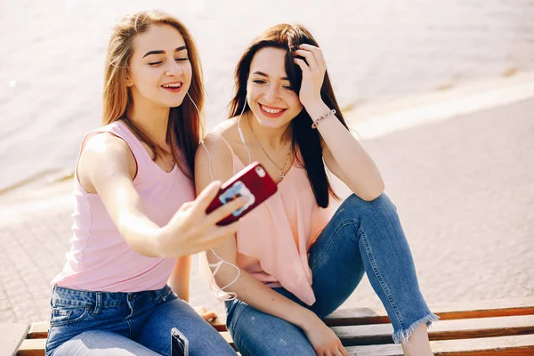 Dos hermosas chicas en un parque — Foto de Stock