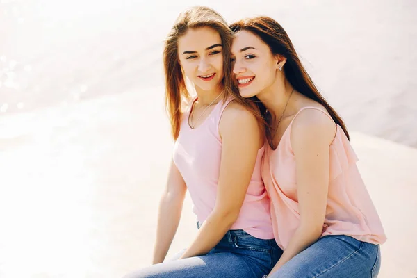 Duas meninas bonitas em um parque — Fotografia de Stock