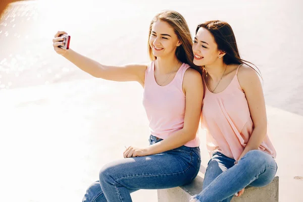 Dos hermosas chicas en un parque —  Fotos de Stock