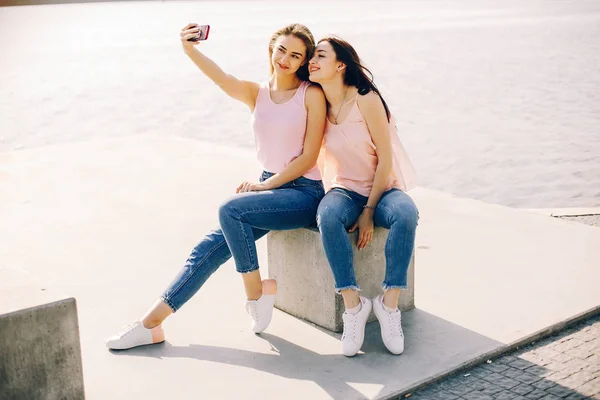 Duas meninas bonitas em um parque — Fotografia de Stock