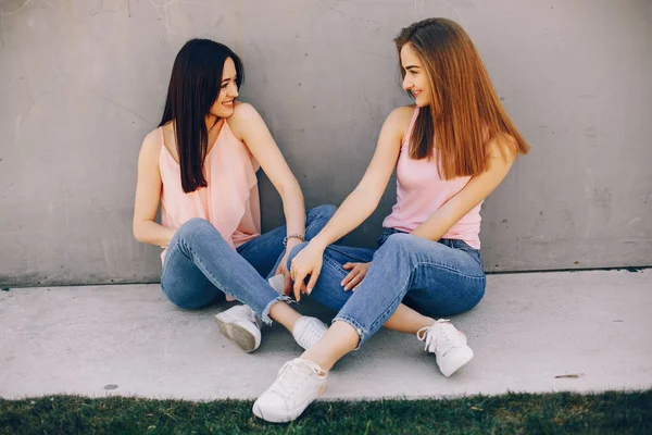 Two beautiful girls in a park — Stock Photo, Image