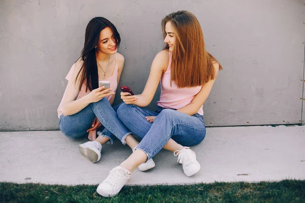 Two beautiful girls in a park — Stock Photo, Image